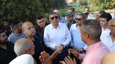 محافظ الجيزة يتفقد محطة قطار نكلا ويكلف بحلول عاجلة لعبور آمن للمشاة