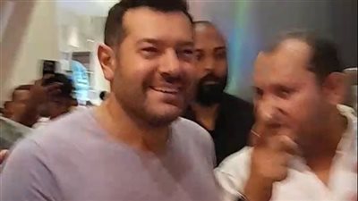 عالم درويش.. عمرو يوسف يحتفل بنجاح فيلمه الجديد في مول مصر