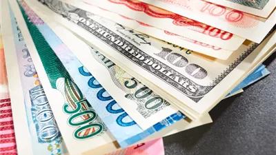 الدولار واليورو والإسترليني يشعلون سوق الصرف المصري.. قفزات مفاجئة في أسعار العملات