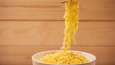 تحذير طبي.. مخاطر خطيرة لتناول «النودلز» النيئة على الجهاز الهضمي والكبد