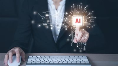 لماذا تحول الذكاء الاصطناعي إلى «المساعد السري» للمديرين التنفيذيين؟