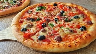 تعرفي على الوصفة الكلاسيكية.. طريقة عمل البيتزا بمقادير مضبوطة 