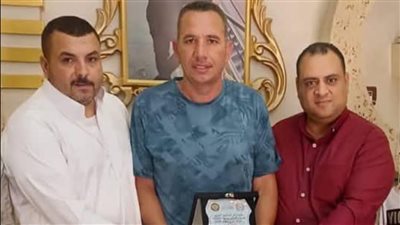 الأستاذ محمد عدلي يكرم الغطاس «دولار» تقديرا لإخلاصه وتفانيه في العمل