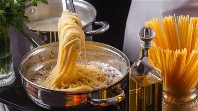خبراء يحذرون.. طهي المكرونة بهذه العادة يزيد من خطر أمراض القلب 