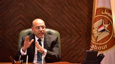 وزير العمل يحذر من إعلانات وهمية لوظائف بالإمارات