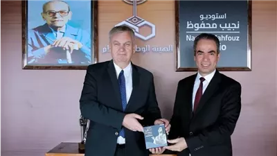 المسلماني يهدي السفير الألماني نسخة نادرة من أم كلثوم