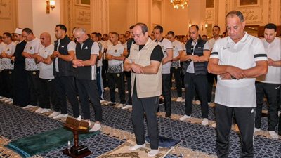 الرئيس السيسي يشارك طلاب الأكاديمية العسكرية في صلاة الفجر 