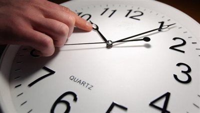 الجمعة.. بدء العمل بالتوقيت الشتوي 2025 وإلغاء الصيفي
