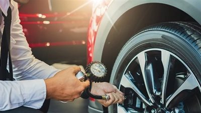 ٨ نصائح للحفاظ على «إطارات السيارة» والضغط المثالي