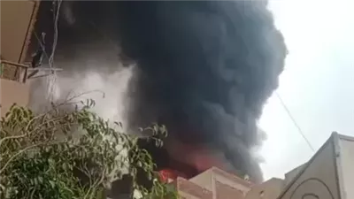 الأدلة الجنائية تعاين حريق مصنع سيارات بمدينة السلام