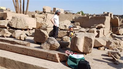 الآثار تتابع حفائر المركز المصري الفرنسي بالكرنك