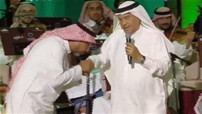 هاني فرحات يوضح سر ظهوره بالزي السعودي وتقبيل يد محمد عبده