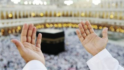 اقترض لأداء الحج ولم يسدد.. فهل يقبل حجه؟