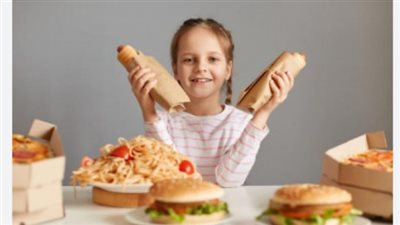 دراسة تكشف تأثير «الوجبات السريعة» على نوم الأطفال