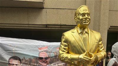 بروكسل تستقبل الرئيس السيسي بتمثال مجسم في مراسم رسمية