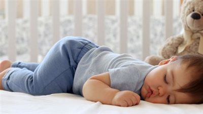 نوم الطفل على بطنه بين الفوائد والمخاطر الكبيرة