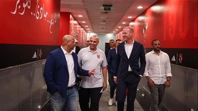 توروب يراقب لاعبي الأهلي خلال مباراة غينيا بيساو