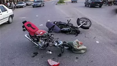 حادث تصادم موتوسيكلين يسفر عن إصابة شابين بالأقصر