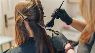 صبغة الشعر خطر صامت.. أضرارها تطال الكلى والجلد