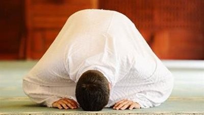 مقدار السترة في الصلاة وحكم المرور أمام المصلي