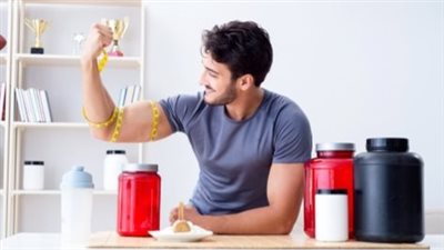المكملات الغذائية.. تبني العضلات أم تضر الصحة؟