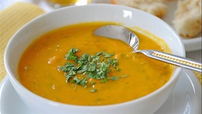 دفء الشتاء وغذاء المائدة.. طريقة عمل شوربة العدس بالليمون