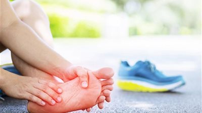 أعراض الكوليسترول الخفي تظهر ليلا بآلام في الساقين