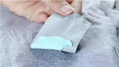 طريقة ذكية لإزالة اللبان من الملابس بسهولة تامة