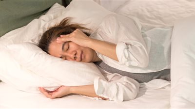 الاستيقاظ بصداع أثناء النوم.. أعراض الصداع الليلي وعلاجه