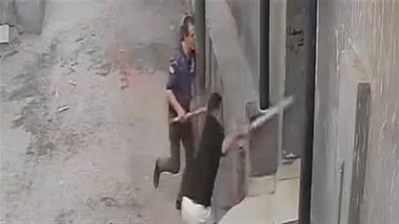 اعتداء شخصين على آخر بالشوم