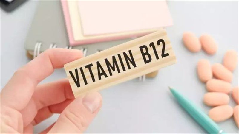 فيتامين B12 