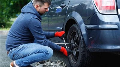 طريقة تغيير إطارات السيارة على الطريق بدون كوريك