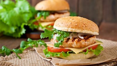 برجر الدجاج البيتي بصدور مفرومة.. مذاق سريع وشهي