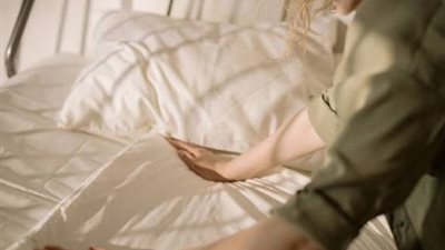 إهمال غسل أغطية السرير يسبب مخاطر صحية خفية