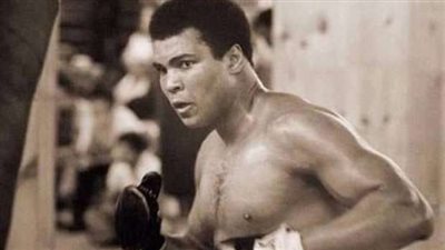 «أسطورة خارج الحلبة».. رحلة في سيرة الملاكم العالمي محمد علي كلاي