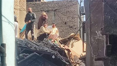 لجنة فنية تفحص سلامة المبانى المجاورة لعقار إمبابة المنهار