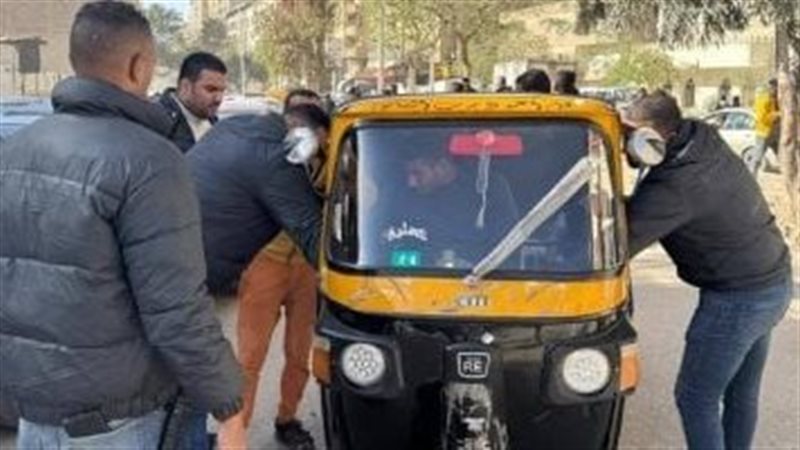 تعدي شخص على سيدة داخل توك توك - أرشيفية