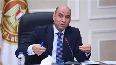 «تحرك عاجل».. وزير العمل يتابع تداعيات حادث عمال طريق بني سويف الصحراوي