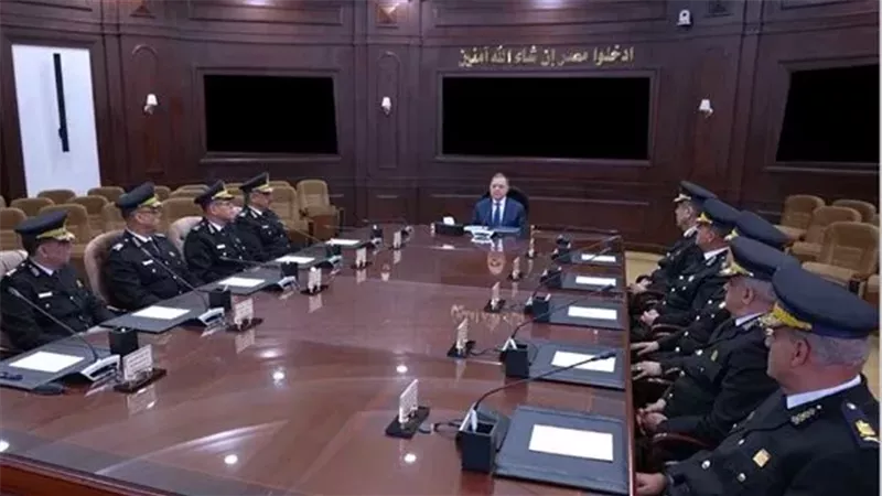 لواء محمود توفيق وزير الداخلية في اجتماع مع مساعديه