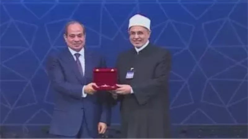 الرئيس السيسي يكرم