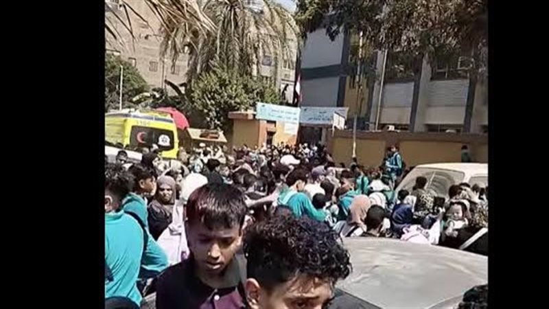 سقوط باب مدرسة على عدد من الطلاب